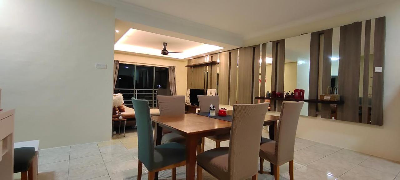 Gold Coast International Resort Kampong Bukit Beruang Exterior foto